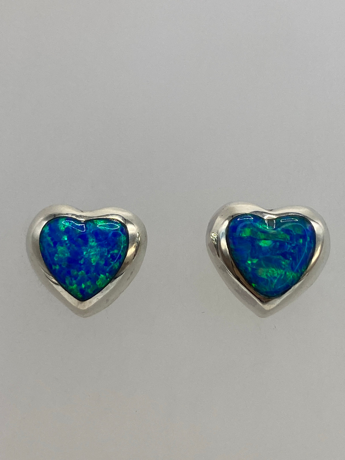 Aretes de plata Taxco sobre escala mostrando el tamaño de 1.3 cm