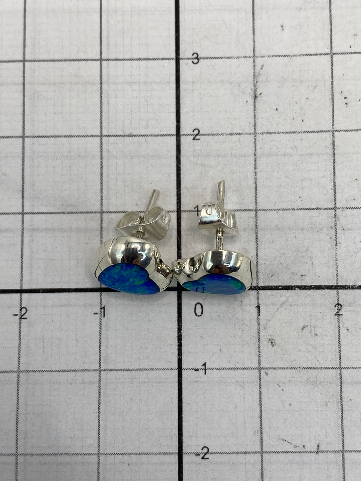 Aretes de ópalo en plata 925 mostrando el Quinto de autenticidad