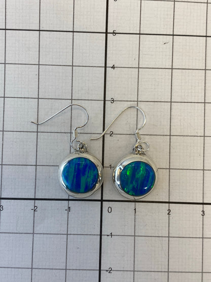 Reverso de los aretes de plata mostrando el Quinto 925 y el engaste a mano