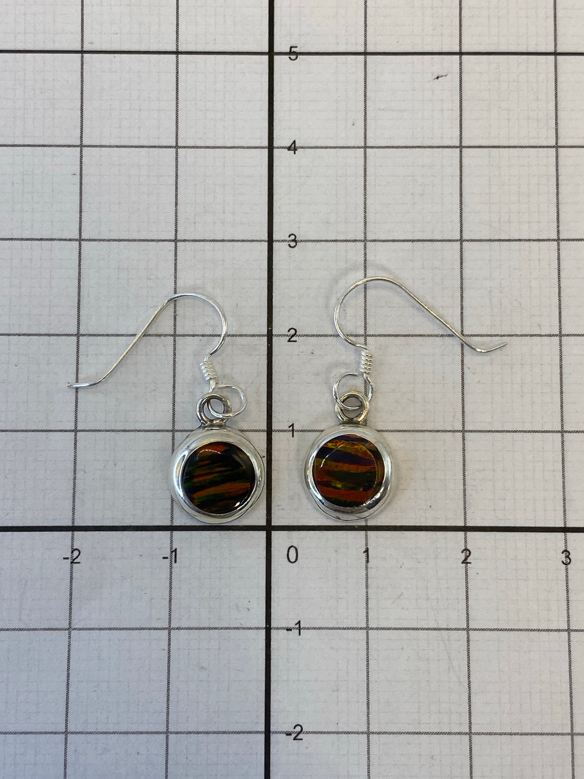 Aretes de plata 950 con Quinto visible en el reverso de la piedra