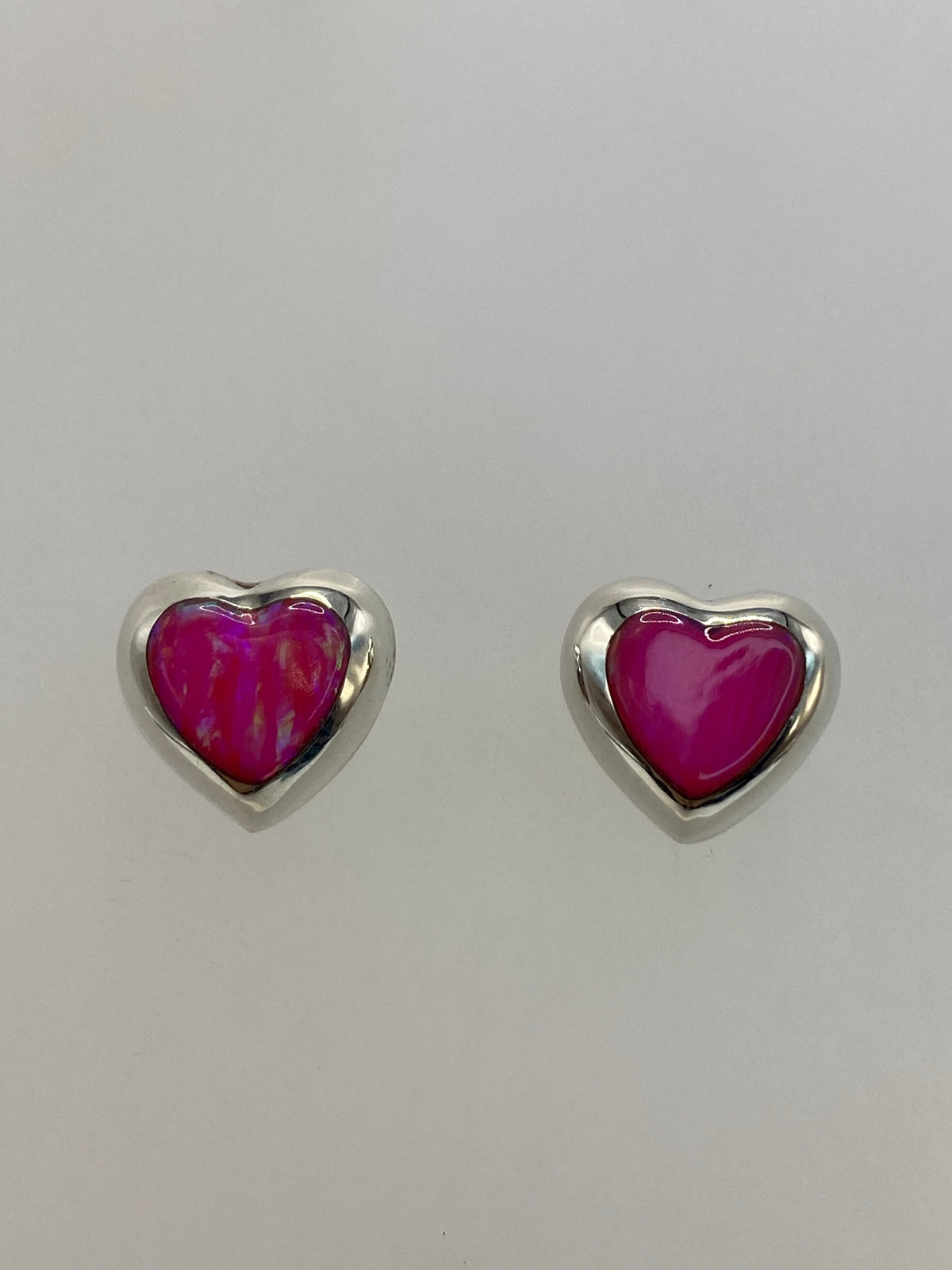 Aretes de plata con ópalo de fuego rosa, tamaño pequeño, engastados a mano