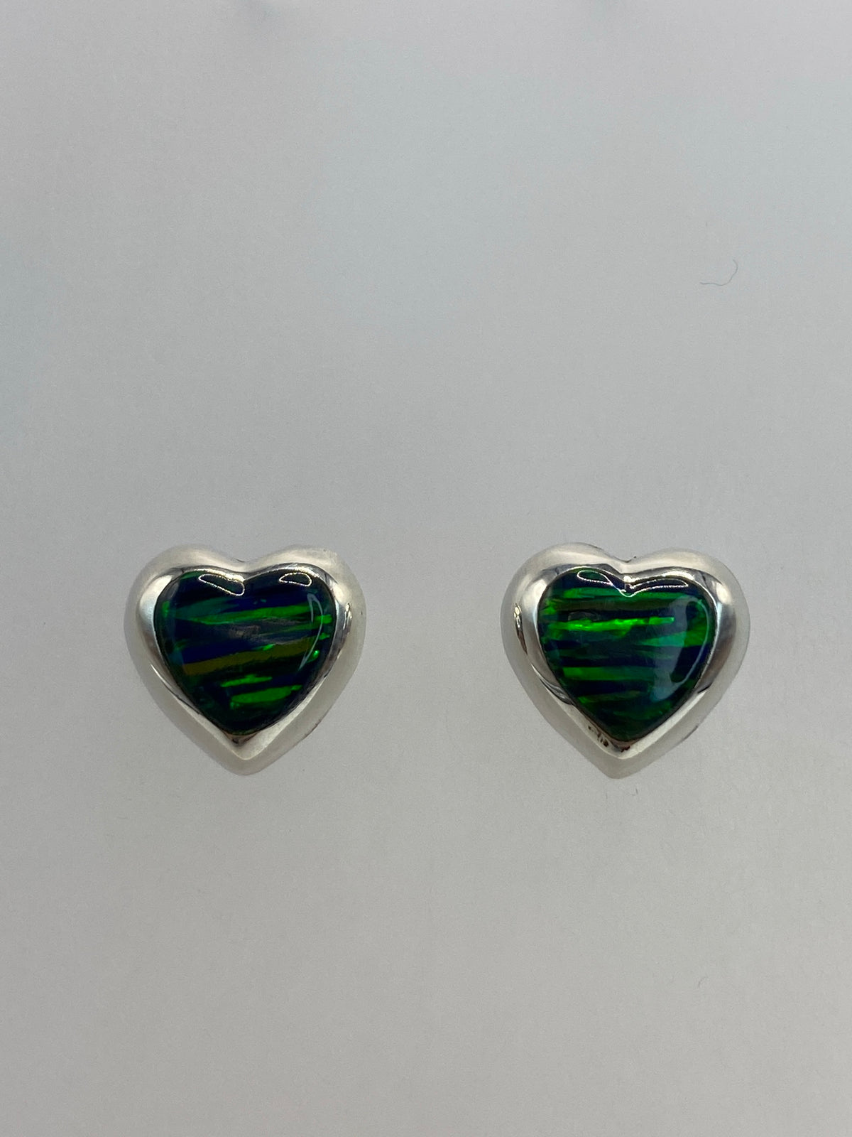 Aretes de plata 925 con ópalo de fuego verde engastado a mano, frente a frente