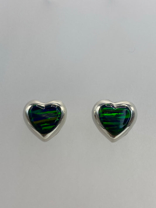 Aretes de plata 925 con ópalo de fuego verde engastado a mano, frente a frente