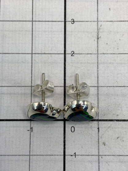 Dorso de los aretes revelando la marca 925 y el engaste de la piedra