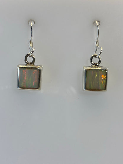 Par de aretes delicados de 2.1 cm en plata 925 con ópalo fuego engastado a mano