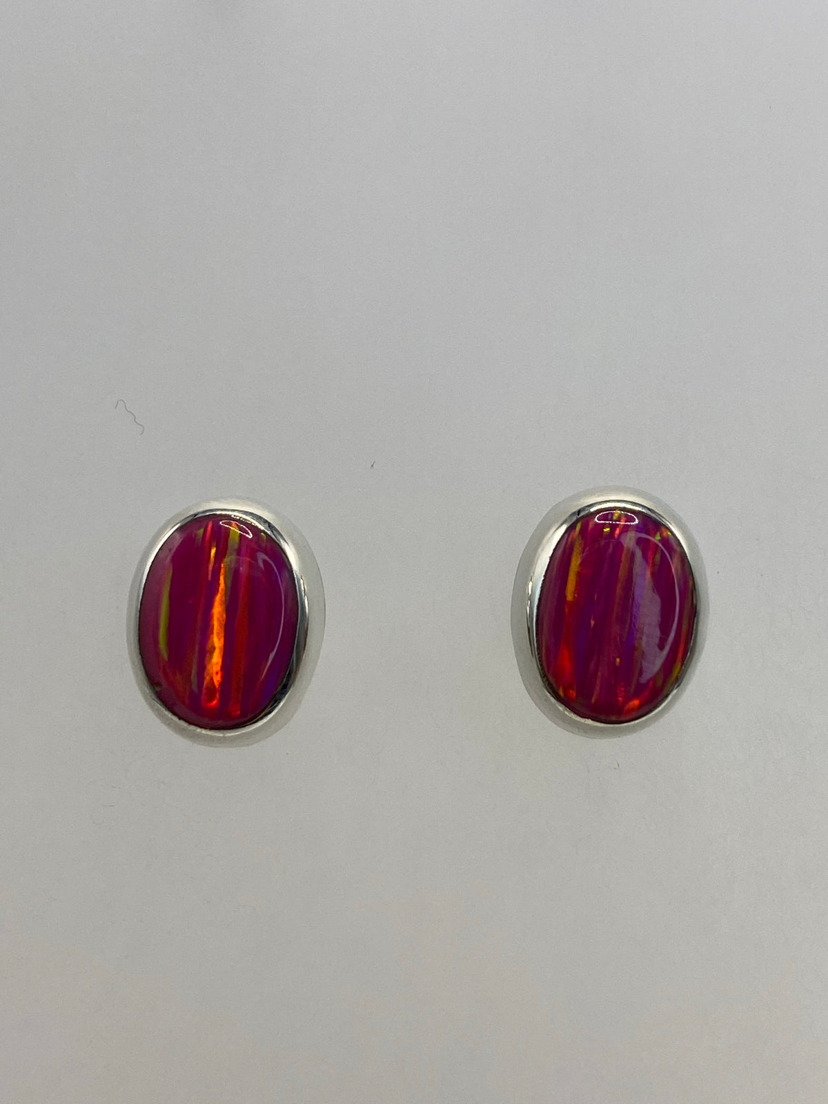 Par de aretes de plata con Ópalo de Fuego rosa engastado, 1.3 cm de largo