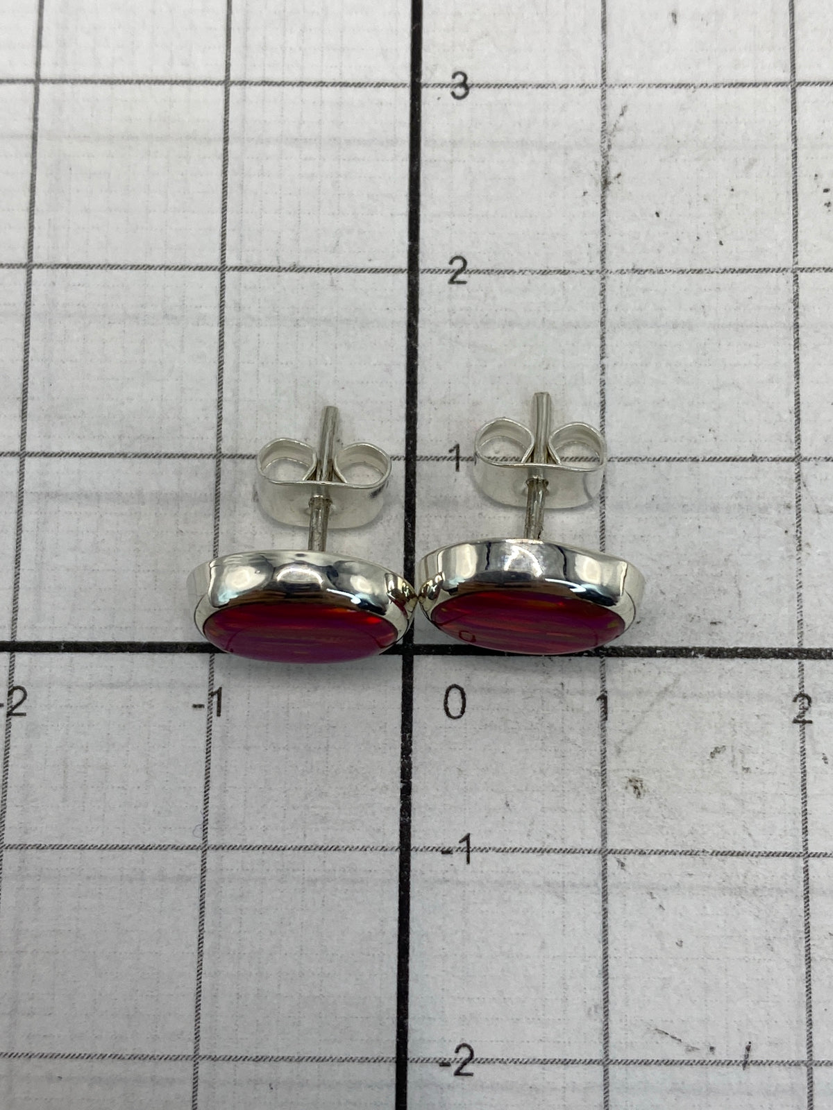 Reverso de los aretes mostrando el Quinto 925 y los postes de seguridad