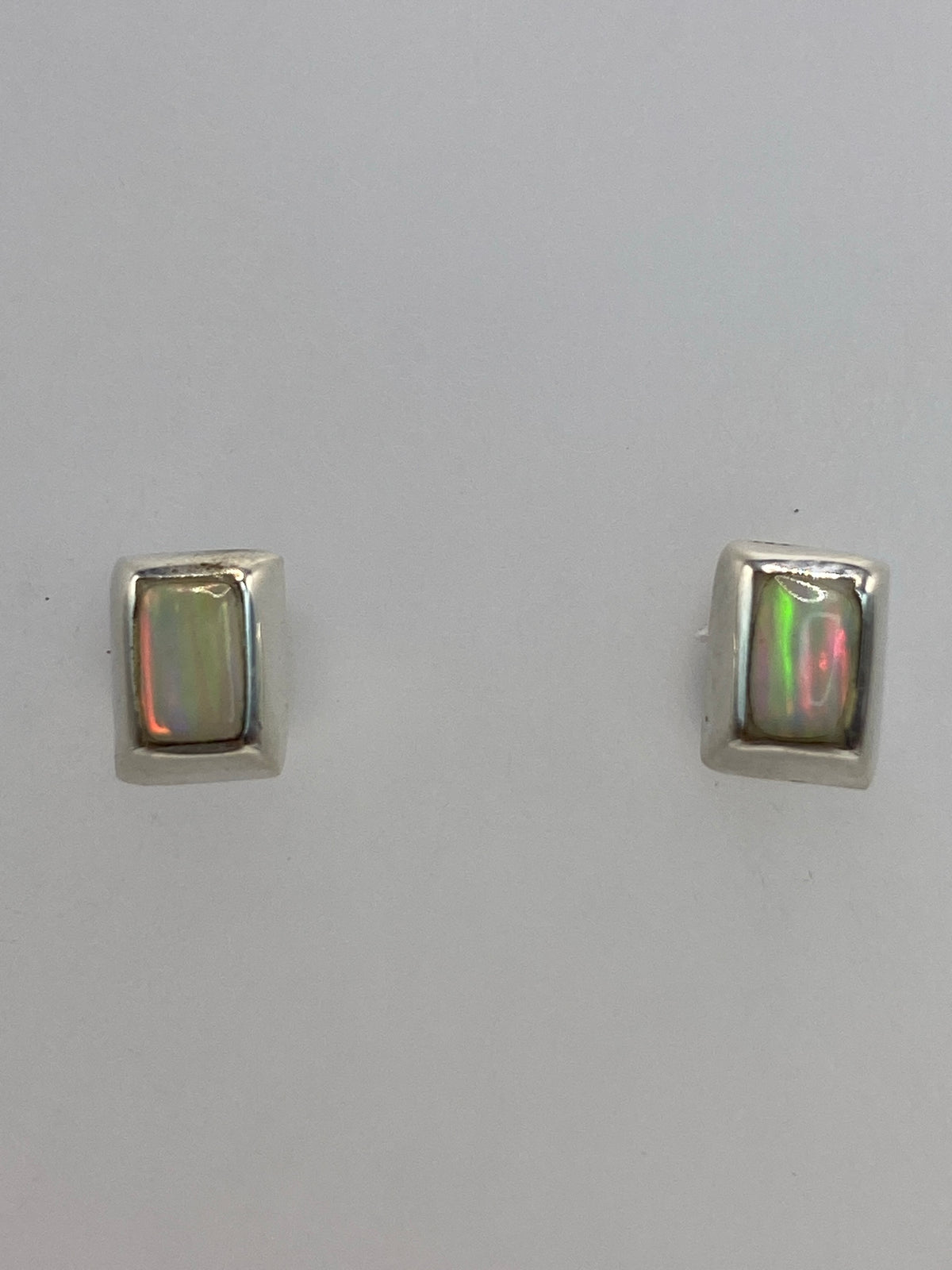 Detalle de los aretes en escala con regla — 1.3 cm de largo