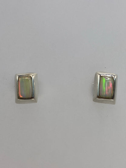 Detalle de los aretes en escala con regla — 1.3 cm de largo