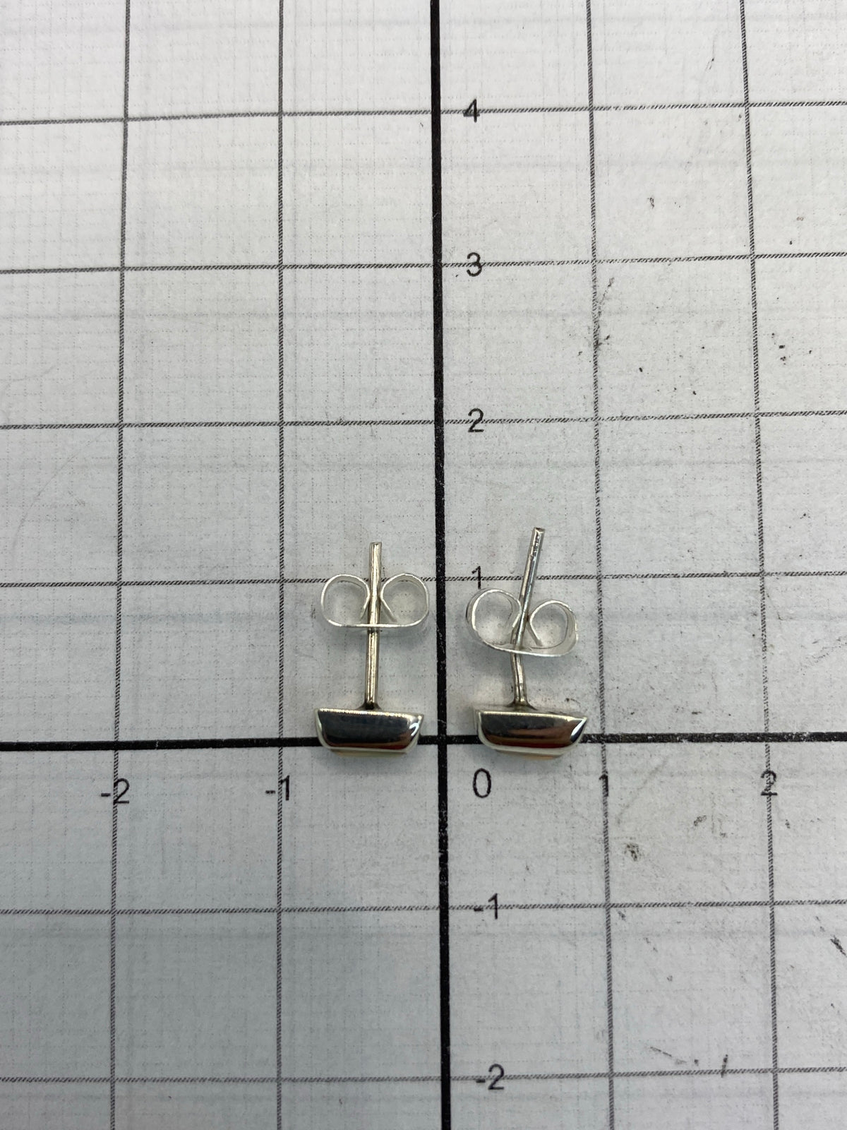 Aretes de plata 925 con Quinto visible en la base del poste