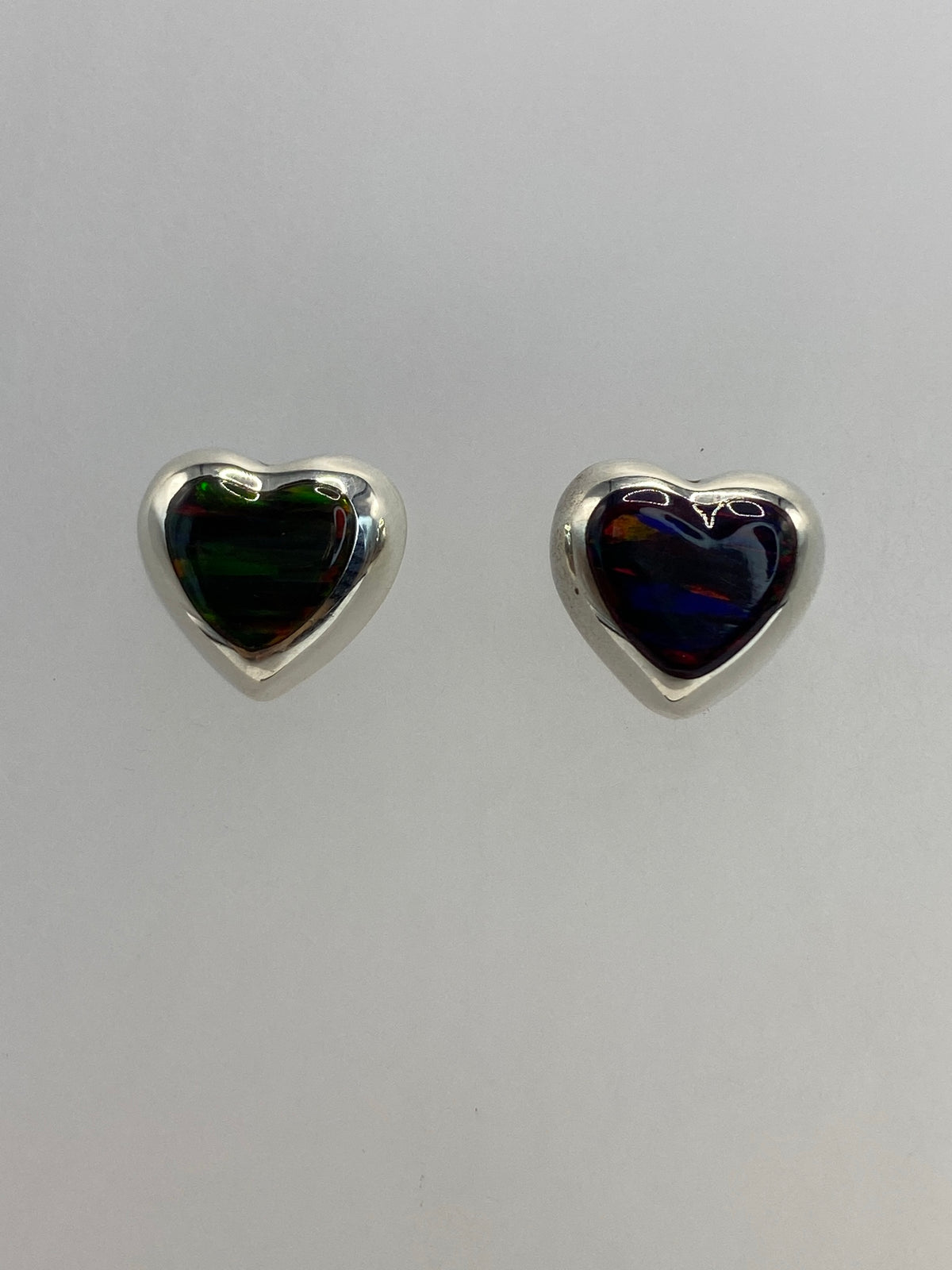 Arete de plata 925 con ópalo de fuego engastado, vista de perfil