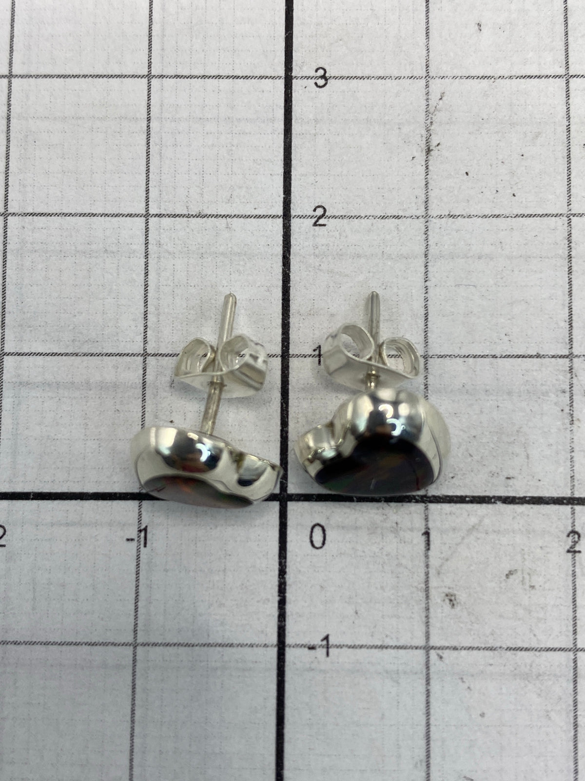 Aretes sobre fondo blanco mostrando el Quinto 925 en la base