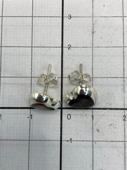 Aretes sobre fondo blanco mostrando el Quinto 925 en la base