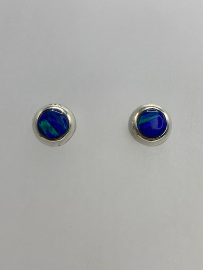 Detalle del engaste a mano del ópalo de fuego en plata 925