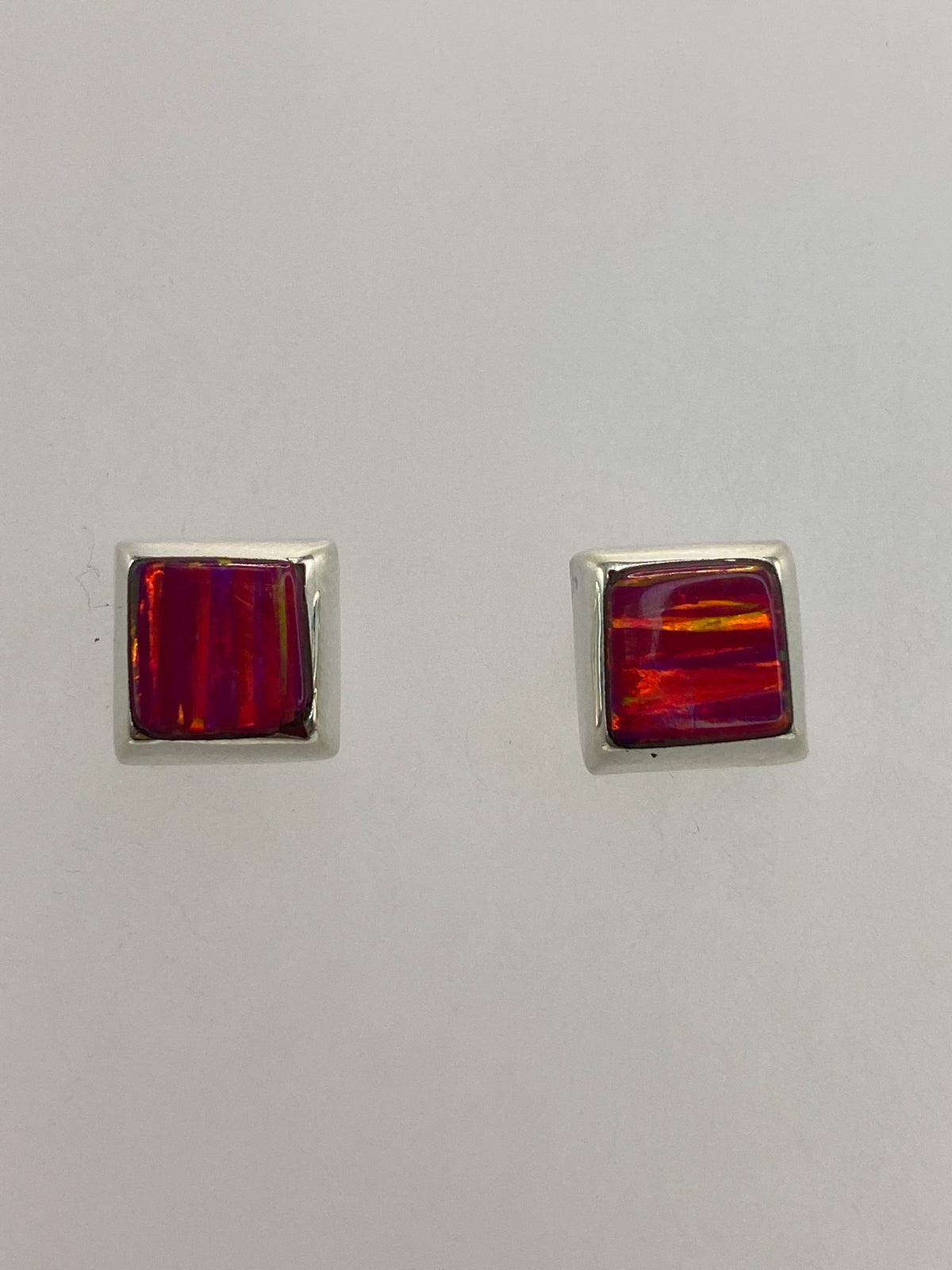 Aretes de plata con ópalo de fuego rosa cuadrados, vista frontal