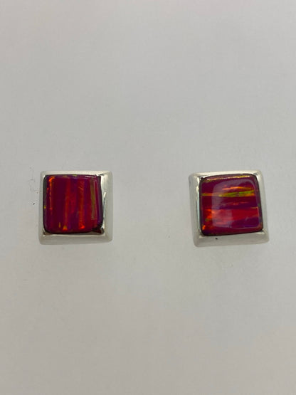 Detalle del ópalo de fuego rosa en los aretes mostrando las vetas naturales
