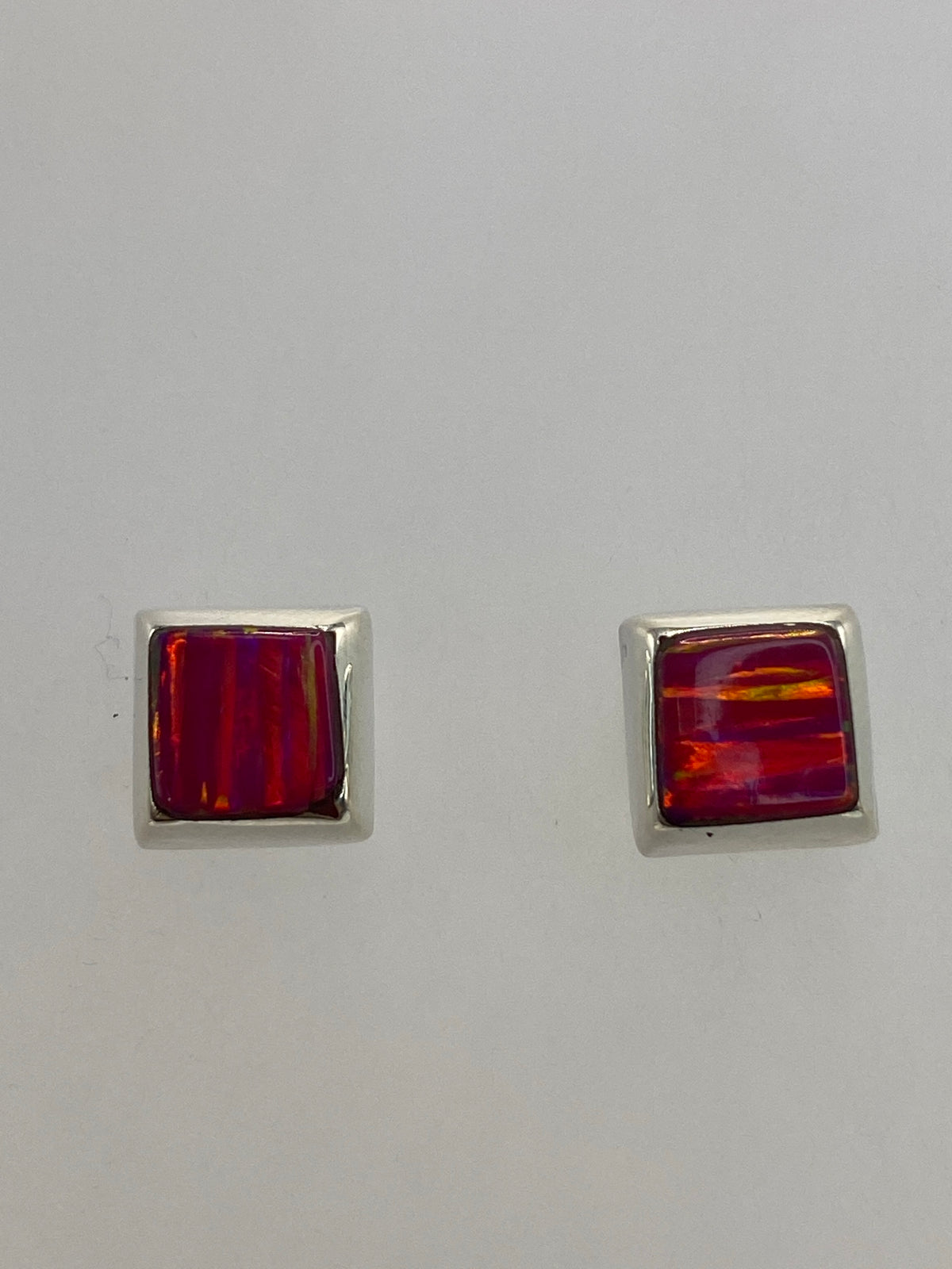 Aretes colocados lado a lado con escala en centímetros