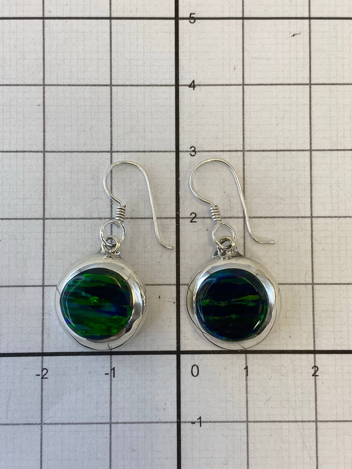 Reverso de los aretes mostrando el gancho de plata y el sello 925