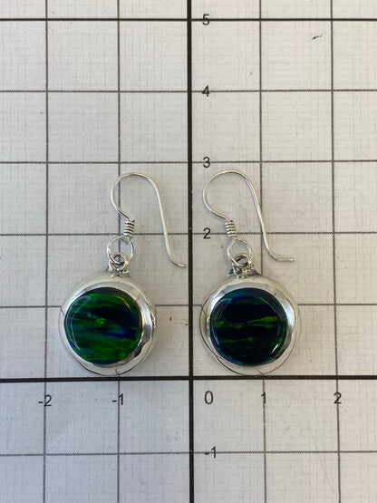Reverso de los aretes mostrando el gancho de plata y el sello 925