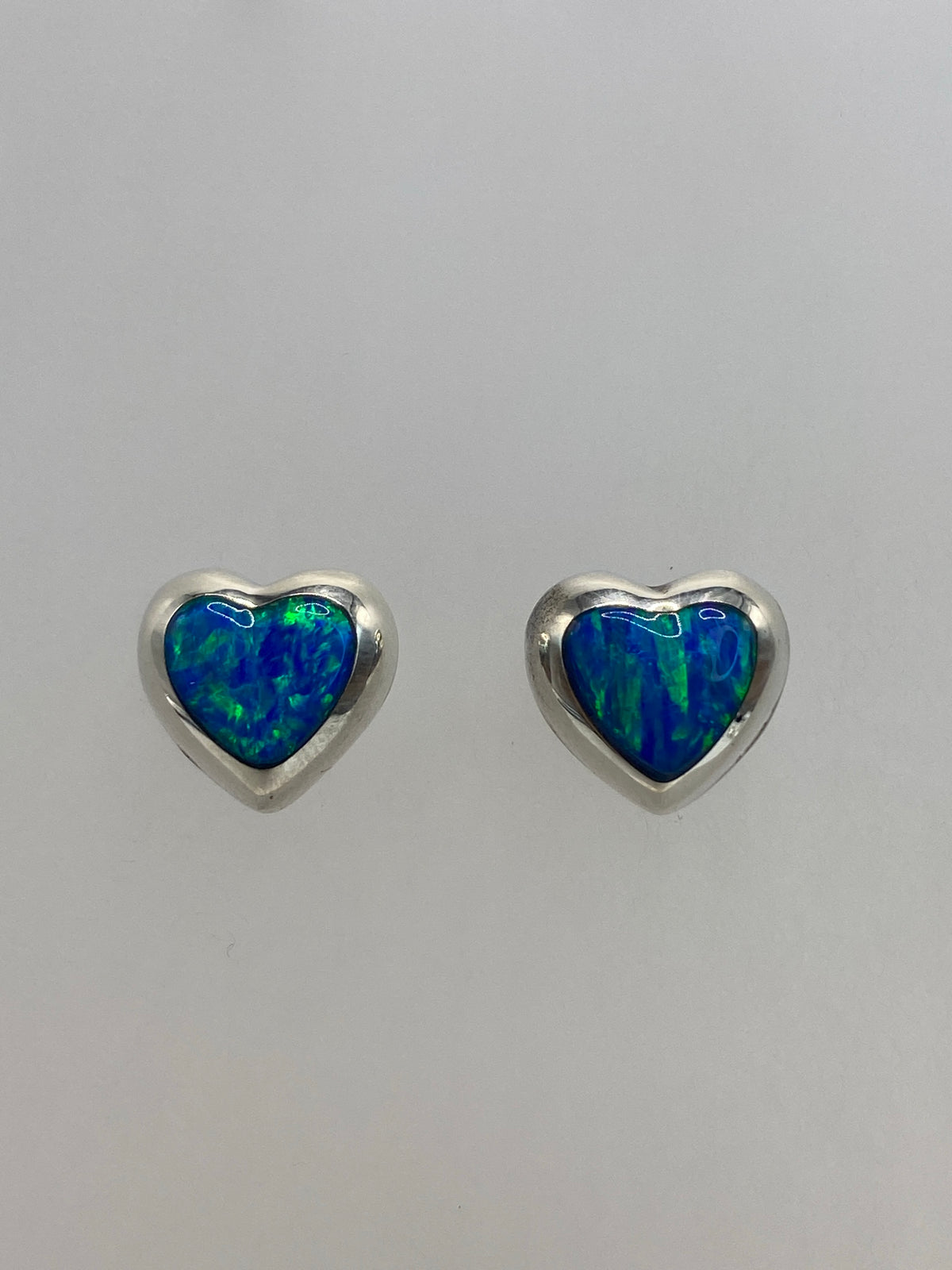 Par de aretes de plata con Ópalo de Fuego azul cielo, visto de frente