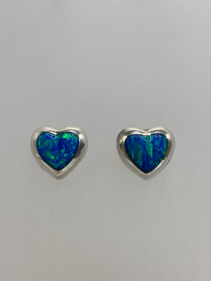 Par de aretes de plata con Ópalo de Fuego azul cielo, visto de frente