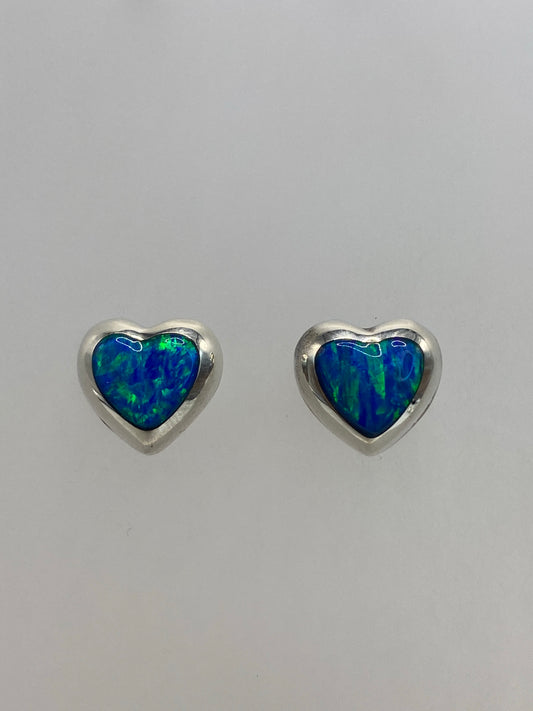 Par de aretes de plata con Ópalo de Fuego azul cielo, visto de frente