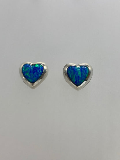 Detalle de un arete mostrando el engaste a mano de la piedra azul