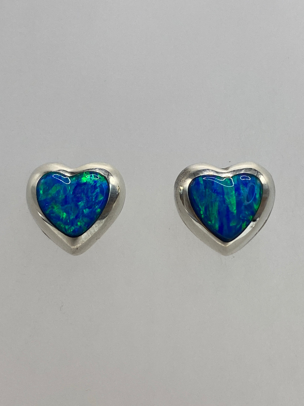 Aretes sobre regla mostrando el largo de 1.3 cm