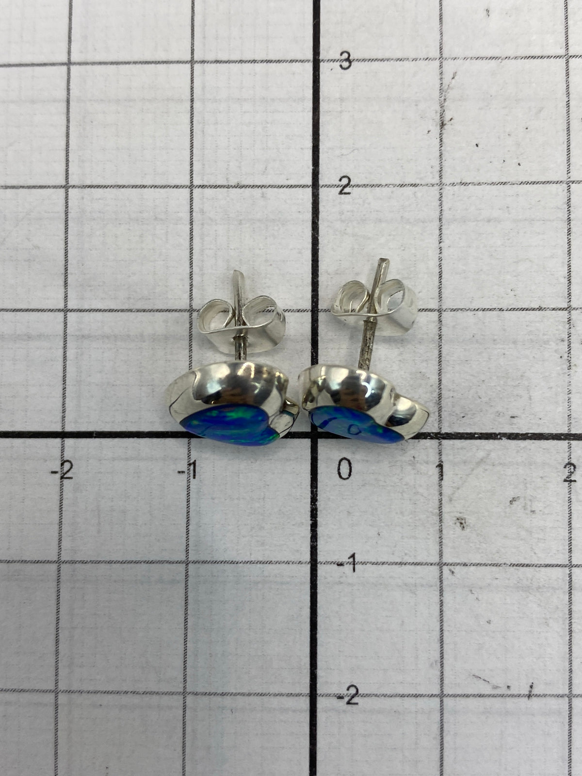 Respaldo de los aretes mostrando el sello 925