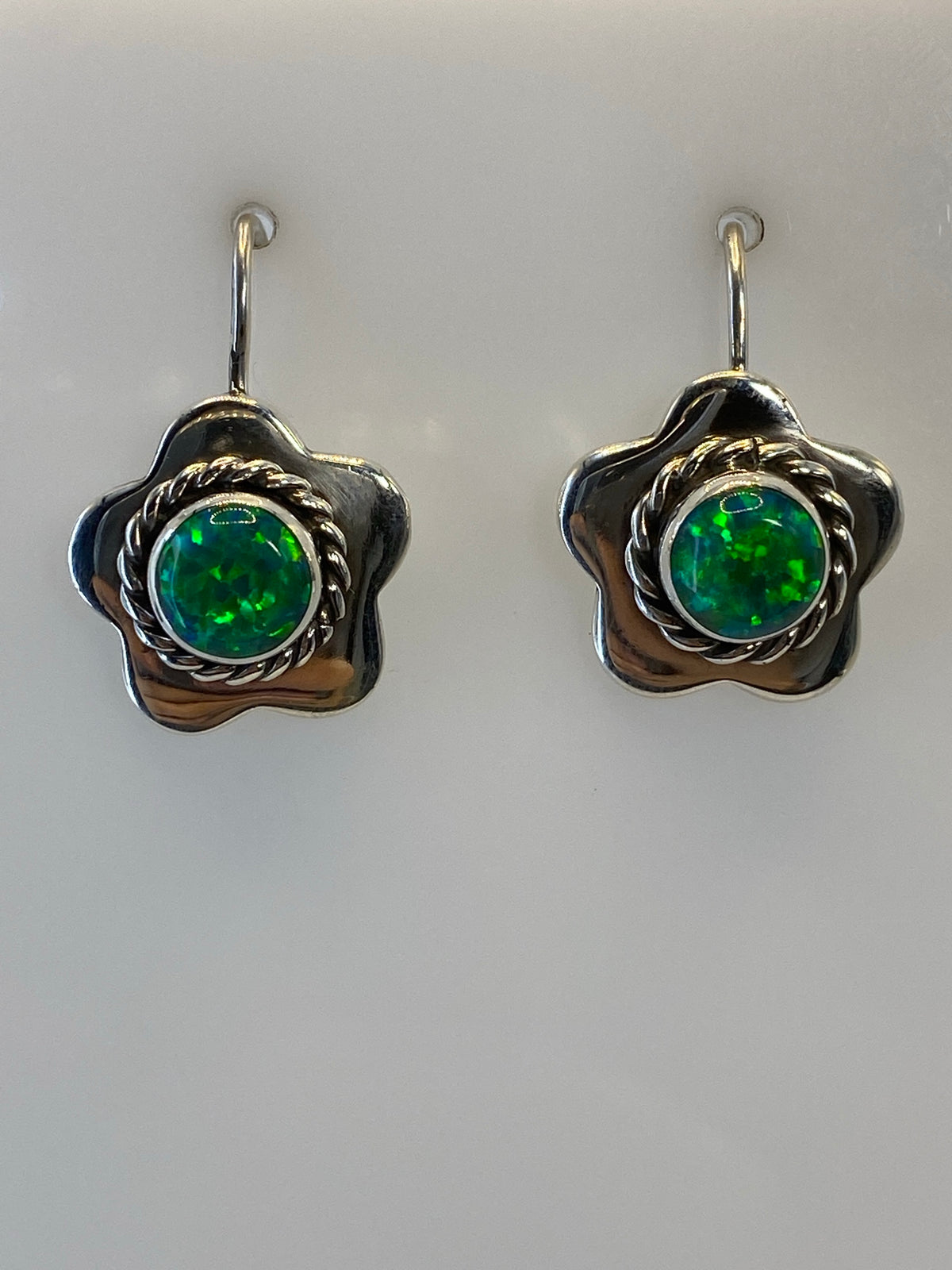 Par de aretes de plata en forma de flor con ópalo de fuego verde olivo