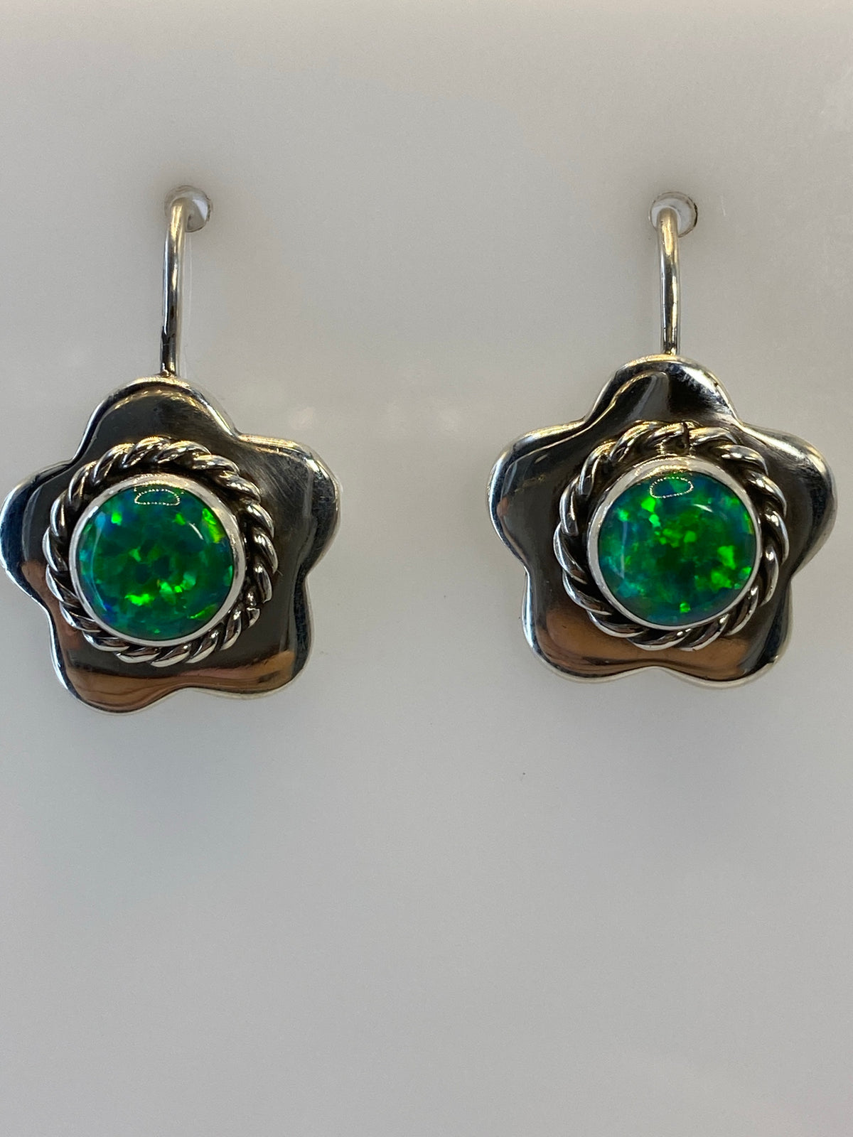Aretes de Taxco colgando mostrando el largo de 2 cm y el gancho de plata