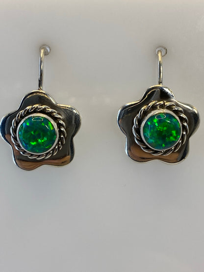 Aretes de Taxco colgando mostrando el largo de 2 cm y el gancho de plata