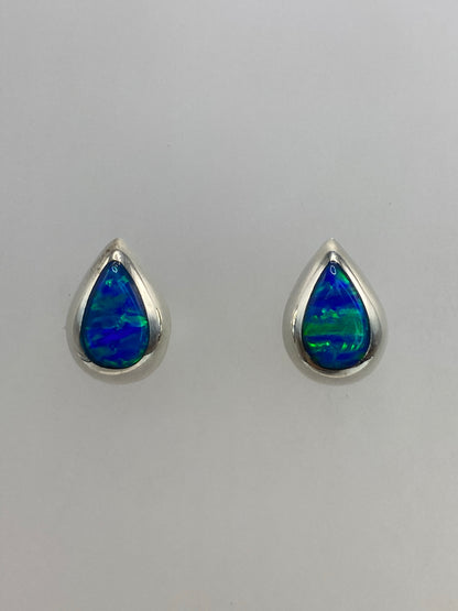 Par de aretes de plata 925 con ópalo de fuego azul cielo, engastado a mano en Taxco