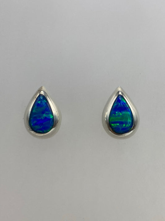 Par de aretes de plata 925 con ópalo de fuego azul cielo, engastado a mano en Taxco