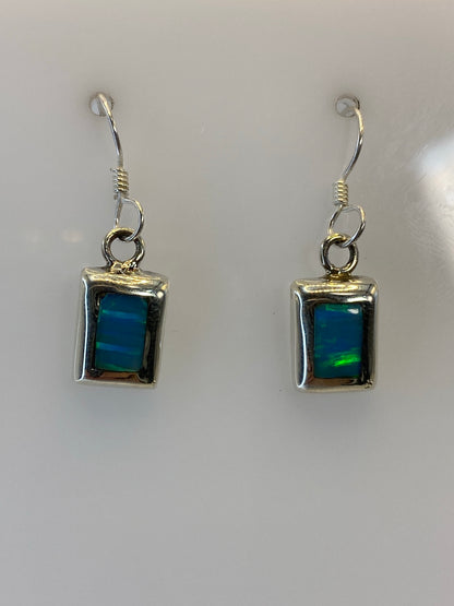 Detalle del engaste a mano del Ópalo en aretes de Taxco