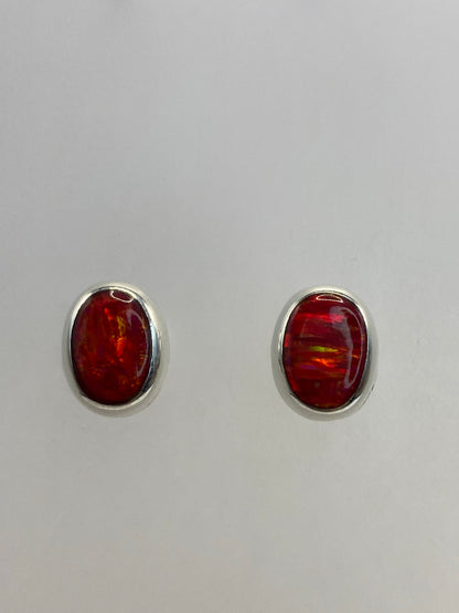 Aretes de plata con Ópalo de Fuego rojo engastado, par completo sobre fondo blanco