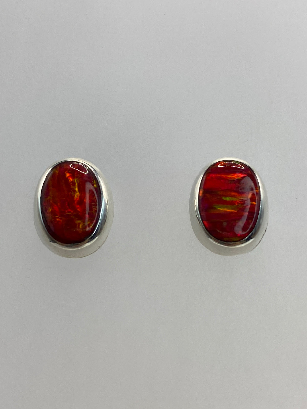 Detalle del engaste de Ópalo de Fuego rojo en plata 925 con Quinto visible