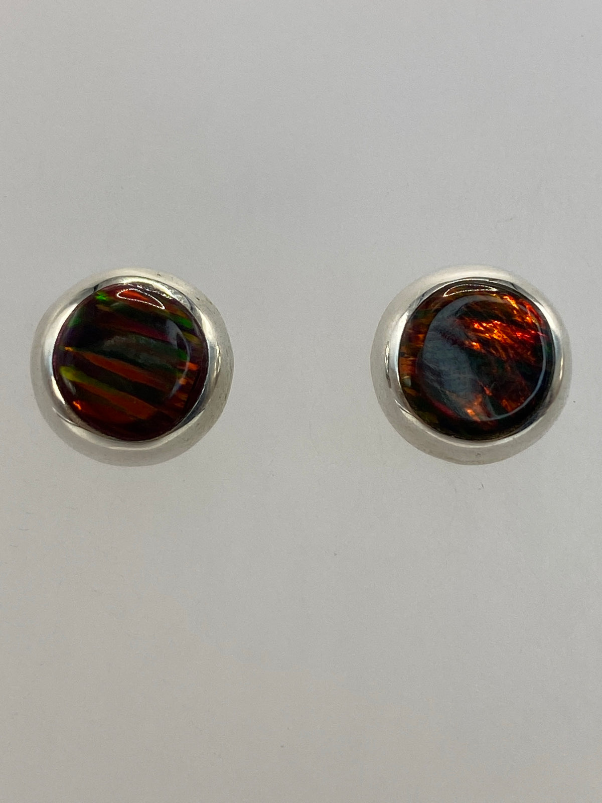 Aretes de plata sobre escala de medidas, largo 1.3 cm