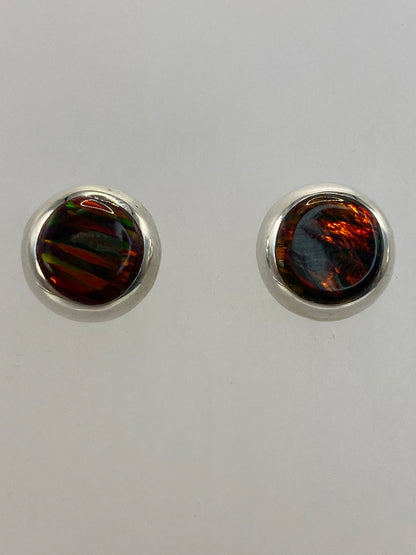 Aretes de plata sobre escala de medidas, largo 1.3 cm