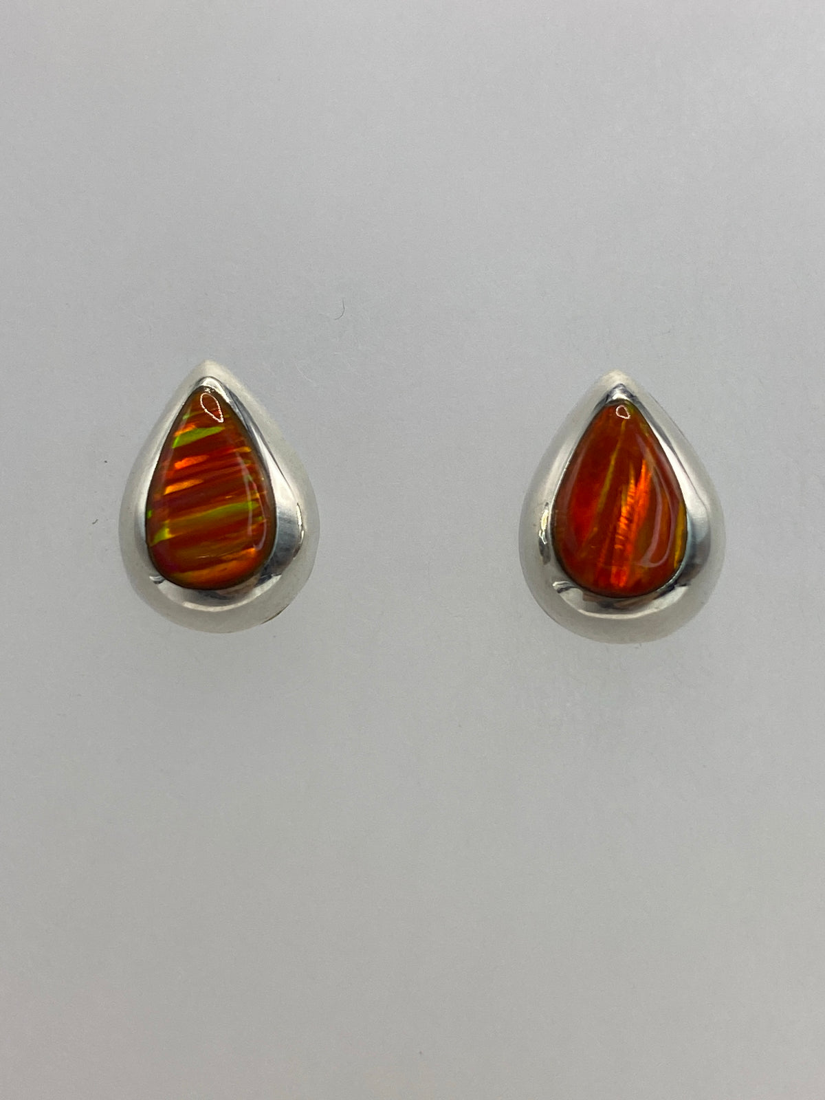 Detalle del engaste a mano del Ópalo de Fuego en plata