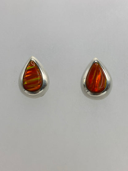 Detalle del engaste a mano del Ópalo de Fuego en plata