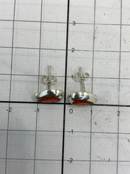 Aretes sobre escala con el Quinto 925 visible en el reverso