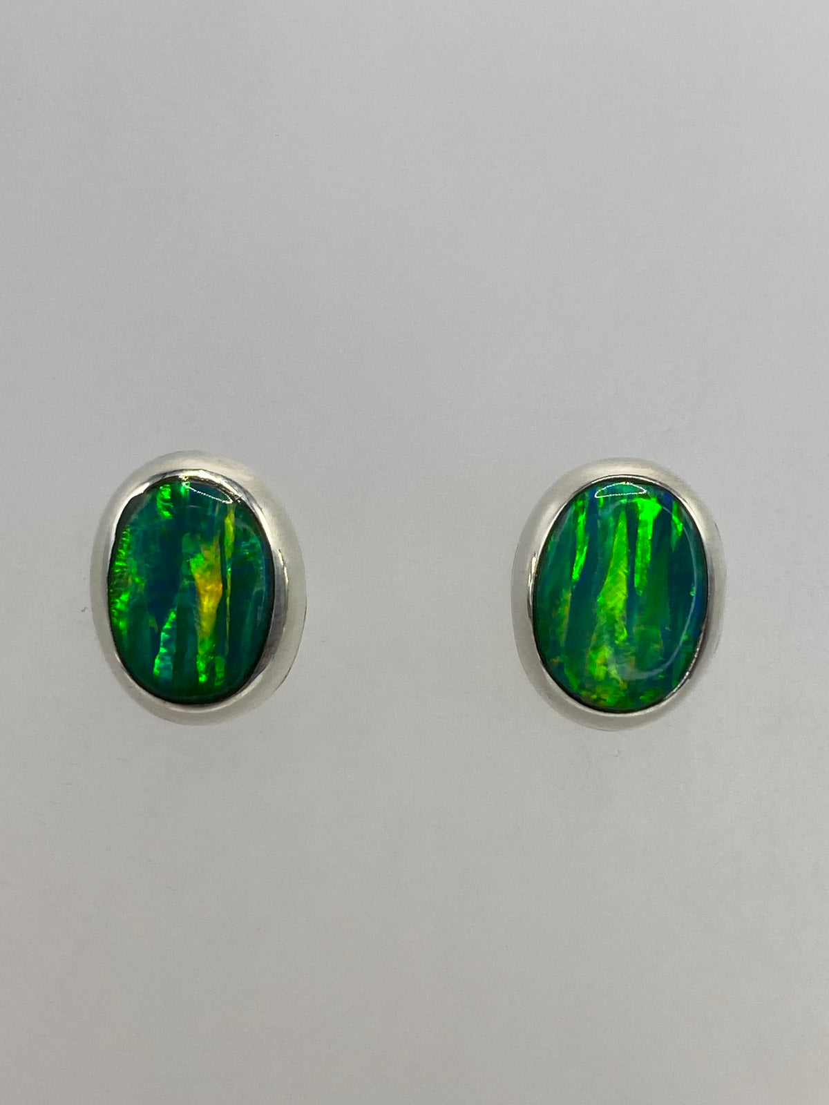 Par de aretes de plata 925 con ópalo de fuego verde engastado