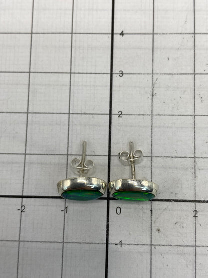 Reverso de los aretes mostrando el Quinto 925 y cierre de poste