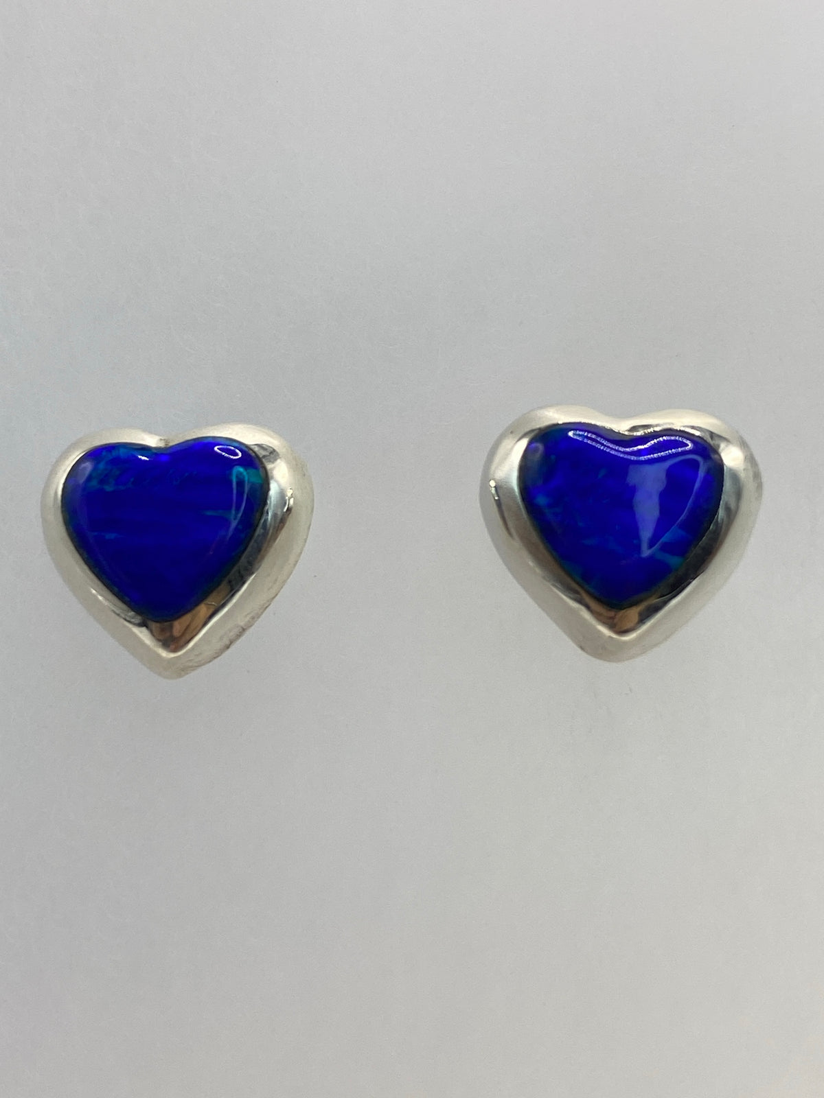 Detalle del engaste de ópalo de fuego en plata 925 con luz natural