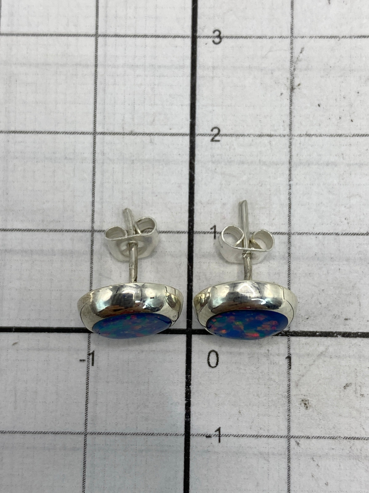 Aretes sobre fondo blanco con el Quinto 925 visible en la base