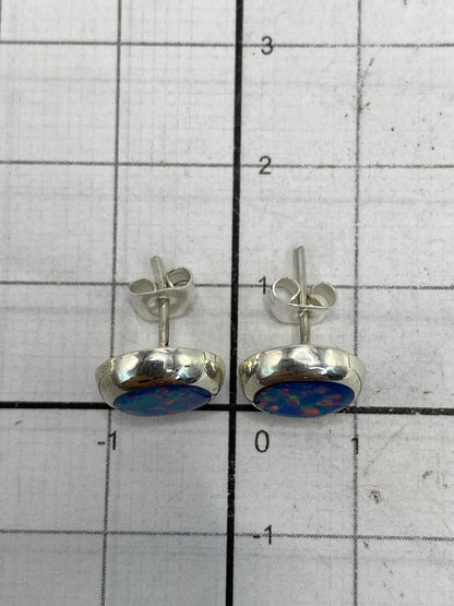 Aretes sobre fondo blanco con el Quinto 925 visible en la base
