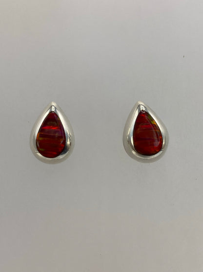 Par de aretes de plata con ópalo de fuego rojo engastado, sobre fondo blanco