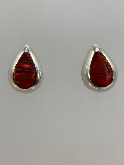 Vista lateral de los aretes minimalistas de plata con postes de presión