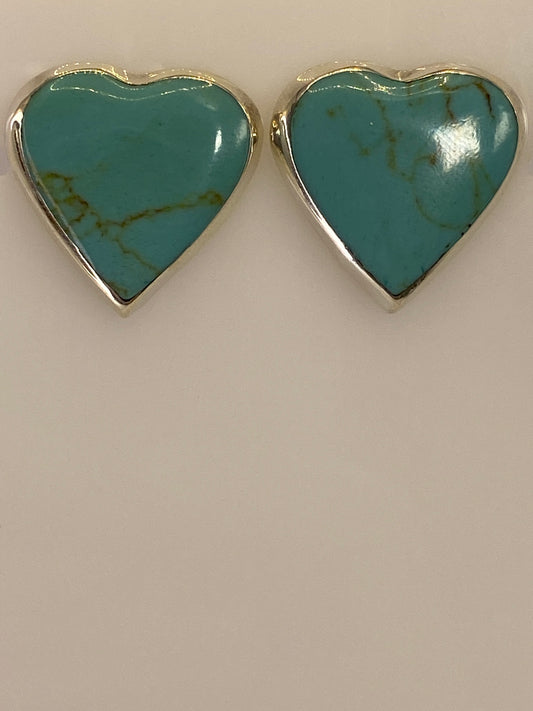 Par de aretes de plata 925 con turquesa azul cielo, incrustación artesanal, vista frontal sobre fondo blanco